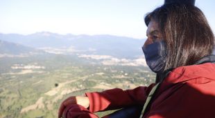 Una passatgera de globus a la Garrotxa amb la mascareta