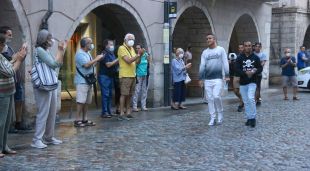 Els dos joves arribant a la Plaça del Vi de Girona entremig d'aplaudiments