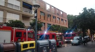 Els Bombers davant del CAP durant les tasques d'extinció