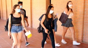 Un grup d'estudiants de l'Institut Cap Norfeu de Roses dirigint-se cap a un dels exàmens de les PAU