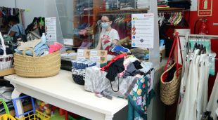 Rober de Càritas de Figueres, on es recicla, es reutilitza i es redistribueix roba de segona mà