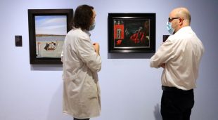 Dos treballadors del Teatre-Museu Dalí de Figueres a la nova exposició 'El surrealisme soc jo'