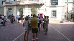 Plaça Gala Salvador Dalí plena de gent a punt d'entrar al museu, aquest matí