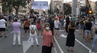 Una dona demana als polítics que donin la cara durant la concentració a Lleida en contra de l'enduriment del confinament