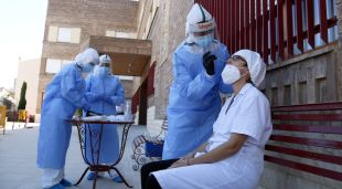 Una de les treballadores de la residència d'Aitona fent-se la prova PCR