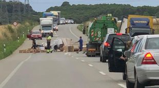 La càrrega al mig de l'N-II que ha perdut el camió accidentat