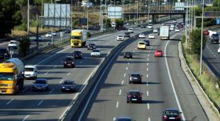Imatge de l'autopista AP-7 a l'alçada de la Universitat Autònoma, a primera hora de la tarda d'avui
