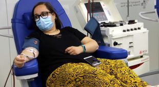 Una donant de sang al Banc de Sang i Teixits de l'hospital Trueta de Girona