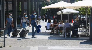 Turistes amb mascareta per Figueres (arxiu)
