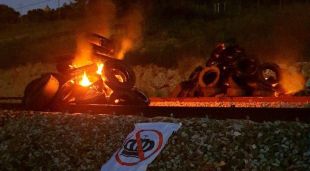 Els pneumàtics tallant la via d'alta velocitat a Figueres