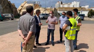 Un moment de la visita del director general de Ports de la Generalitat, Joan Pere Gómez, al port de Palamós