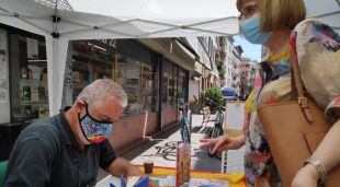 Rafa Nadal signant llibres davant la Llibreria 22 de Girona