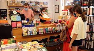 La llibreria Edisson de Figueres on diverses persones s'han acostat a comprar llibres coincidint amb el Sant Jordi d'estiu