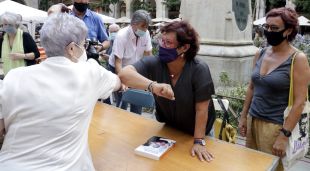 L'exconsellera Dolors Bassa signant llibres a la plaça Independència de Girona