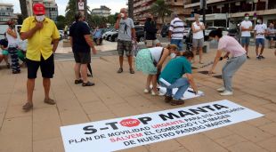 Alguns dels participants de la manifestació contra el top manta al passeig de Santa Margarida de Roses