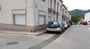La línia discorre pel carrer de Josep Maria Vilà i el carrer de Jaume Gras