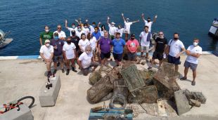Els participants d'avui a la recollida d'arts de pesca del Port de la Selva.