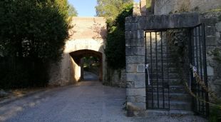 Un dels accessos a la muralla, amb el cadenat i el precinte trencat, aquest matí