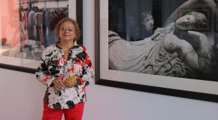 Cristina García Rodero en dues de les seves fotografies
