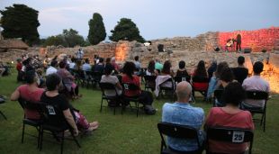 Un moment de l'espectacle 'Bàrbars' a Empúries durant la inauguració del Portalblau