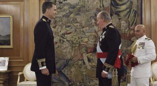 El rei Felip VI i el rei emèrit en una imatge d'arxiu