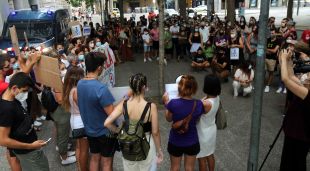Un instant de la concentració de suport a la noia que va denunciar la violació en grup a Girona