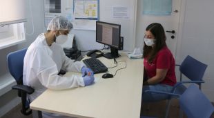 Un dels gestors covid que treballen en el CAP de Roses en una entrevista amb una sospitosa de tenir el virus