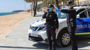 Dos policies durant una operació a Platja d'Aro