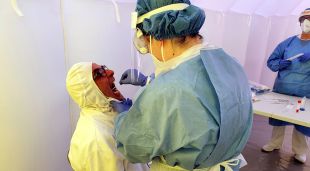 Una infermera prenent mostres per la prova PCR de detecció de la covid a un empleat de Padesa a Roquetes