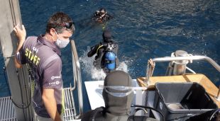 Submarinistes llançant-se a l'aigua a la Meda Gran, al costat d'un instructor