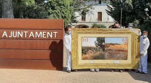 Membres de les dues entitats ecologistes fent una performance davant l'Ajuntament de Llers, aquest matí