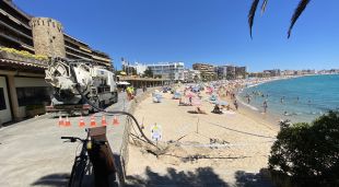 Tècnics de Sorea netejant la sorra i reparant la canonada