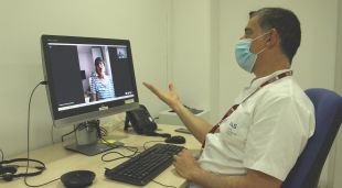 Vídeoconsulta de neurologia a l'Hospital Santa Caterina en diàleg amb la pacient