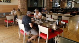 Clients a l'interior d'un bar de Figueres on des d'avui ja no hi haurà restriccions d'aforament