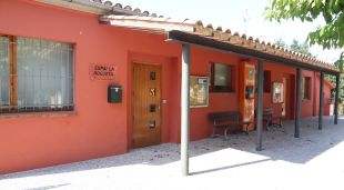 Façana de l'antiga escola de Sant Miquel de Campmajor avui reconvertida en espais per a joves i gent gran