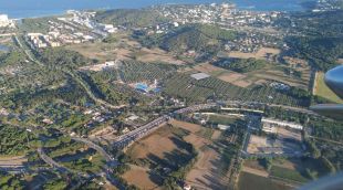 Les cues visibles des de l'àire en el tram de la C-31 que enllaça amb la GI-622 a Santa Cristina d'Aro