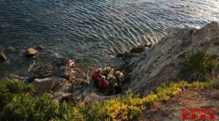 Els Bombers protagonitzant un rescat prop del mar (arxiu)