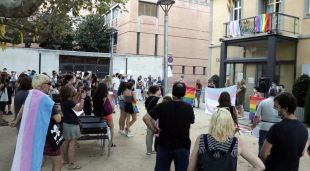 Un instant de la concentració contra l'agressió transfòbica a Salt