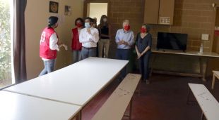 El conseller Chakir el Homrani a la zona de menjar de la casa de colònies de Pontós habilitada per a temporers