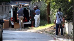 Alguns investigadors dels Mossos d'Esquadra en el domicili on s'ha trobat un cos mig calcinat