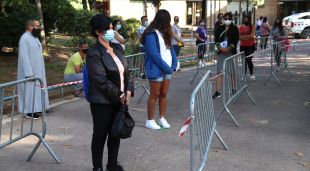 Gent fent cua per entrar a la carpa on es fan els cribratges massius al pati de les Bernardes de Salt