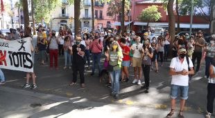 Un instant de la concentració en suport als encausats per tallar l'AP-7 a Salt davant dels Jutjats de Girona