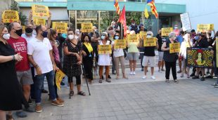La concentració davant dels Jutjats de Figueres en suport als investigats pel tall de l'AP-7 a la Jonquera