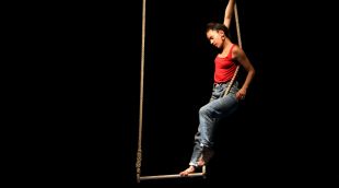 L'artista Carla Farreny mostrant part del seu nou espectacle durant la presentació de la XXV Fira del Circ al Carrer de la Bisbal d'Empordà