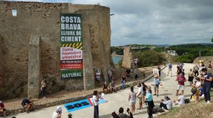 La pancarta desplegada al Castell de Sant Esteve, aquest matí