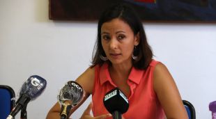 La secretària general de CCOO a les comarques gironines, Belén López, durant una roda de premsa (arxiu)