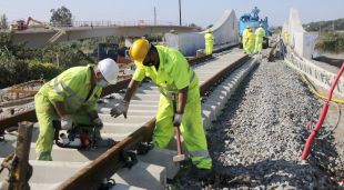 Col·locació de les vies sobre el nou pont ferroviari de la Tordera