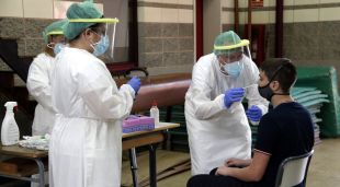 Un dels equips mòbils extraient mostres per a PCR a l'escola Bell-lloc de Girona,