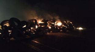 Pneumàtics cremant a la C-66 a Serinyà, aquest matí