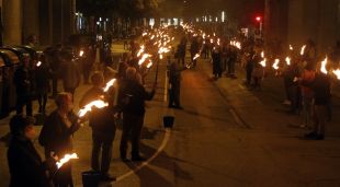 L'encesa de torxes que s'ha fet aquest 1 d'octubre del 2020 a Girona per commemorar el llegat de l'1-O